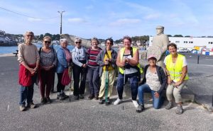 poulgoazec-devant-le-monument-a-la-memoire-des-peris-en-mer